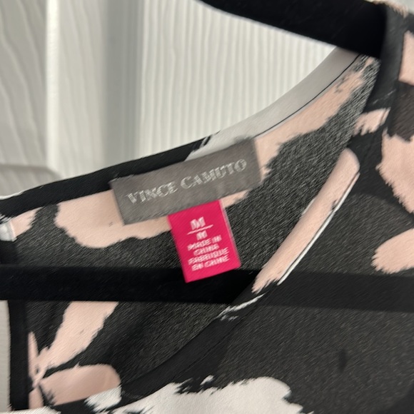 Vince Camuto “Tuxedo style” Floral Blouse - Picture 2 of 6